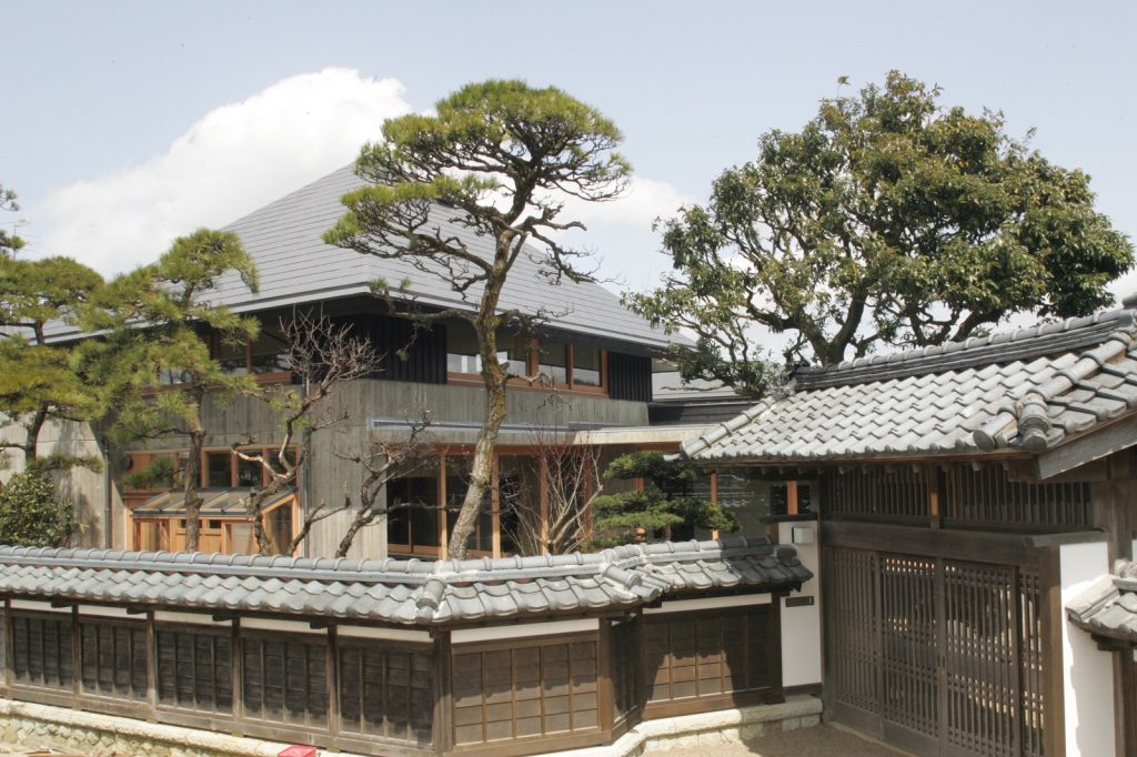 三角屋根のひのきハウス(牧草入れ付き) 旧家の記憶を蘇らせた 三角屋根の邸宅 | ハウジングこまち
