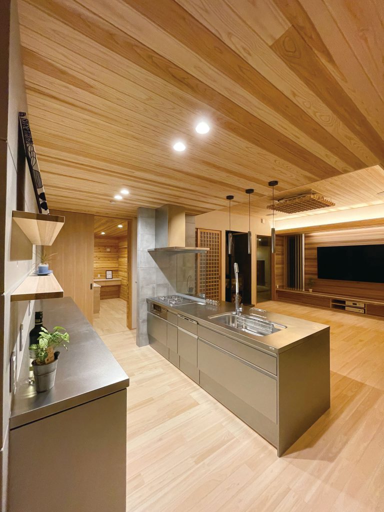 キッチンが主役の家②】オーナーの好みを満たす、ゆとりのステンレス